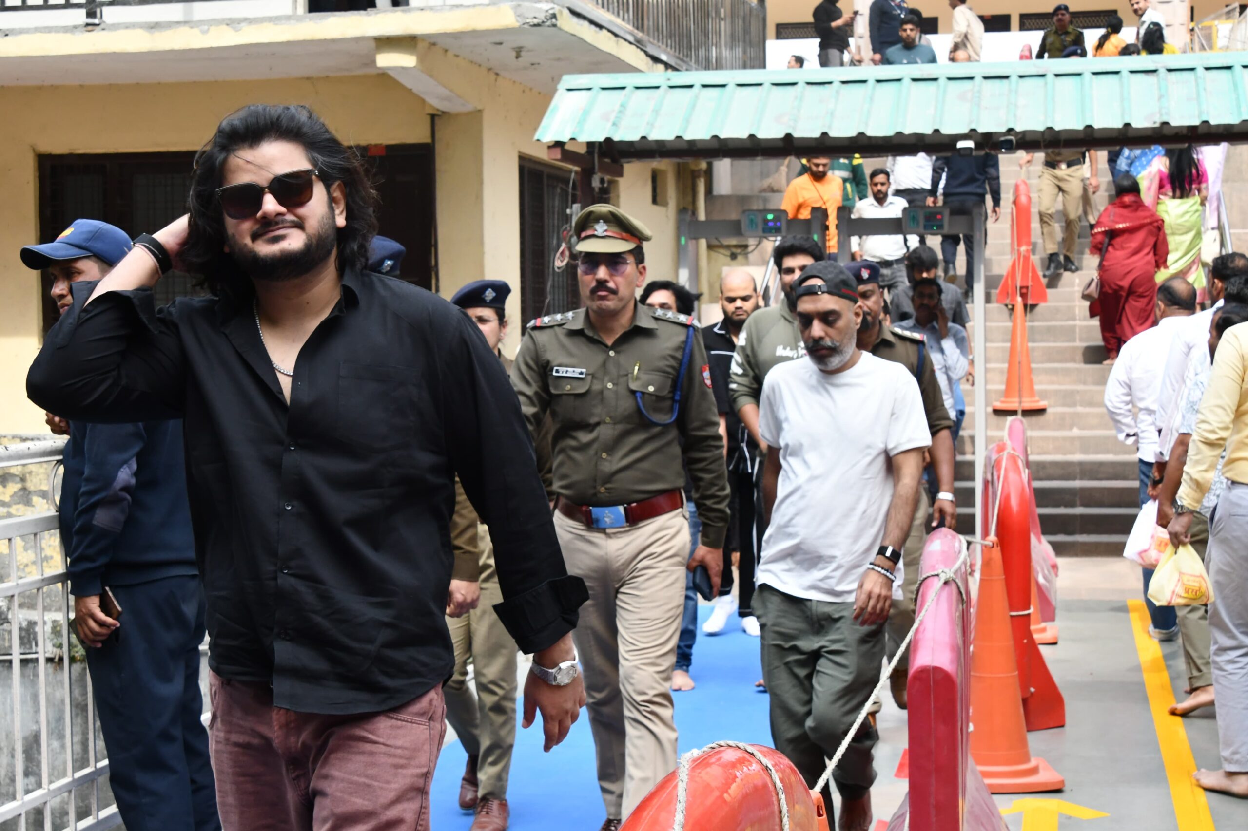 विश्व प्रसिद्ध कैंची धाम पहुंचे सुप्रसिद्ध गायक विशाल मिश्रा, उत्तराखंड सरकार व पुलिस व्यवस्था की सराहना की