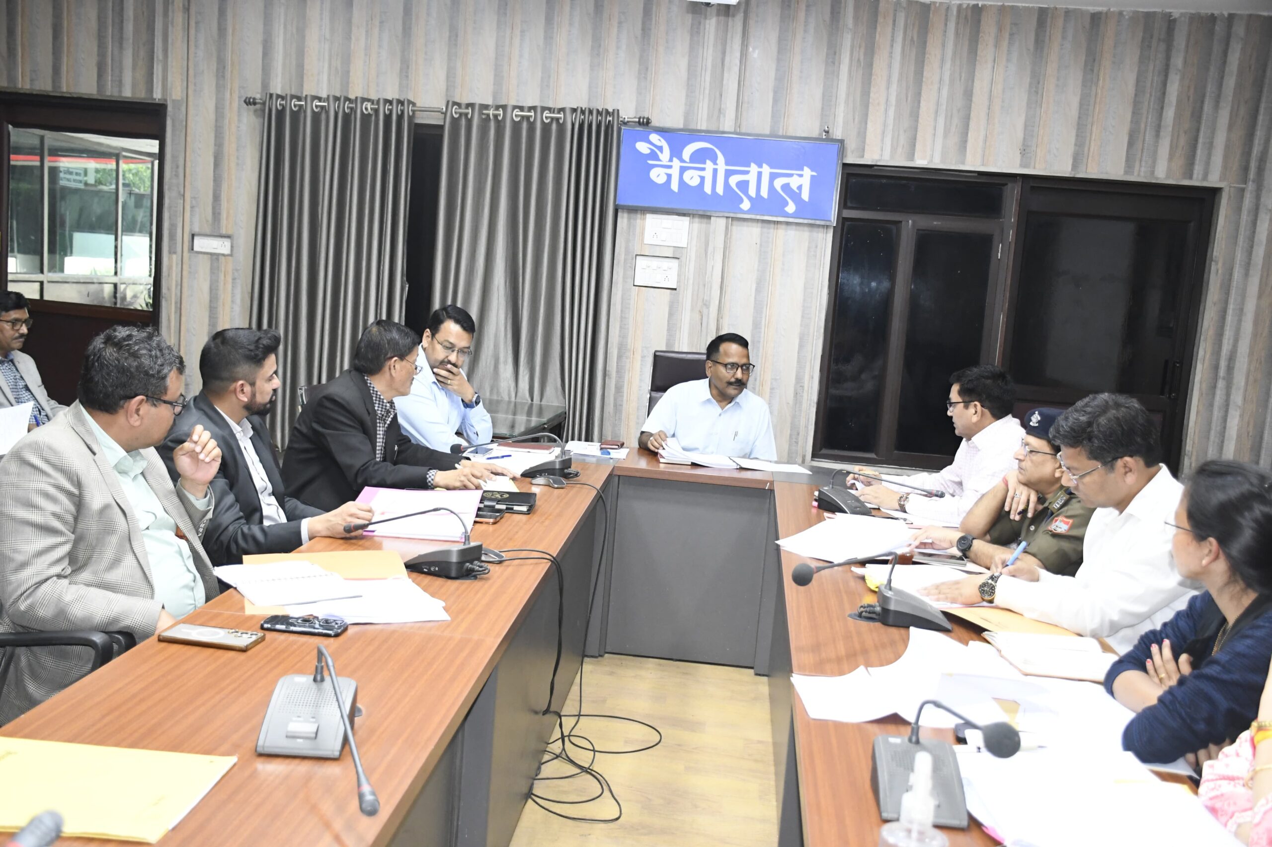 बैठक में जिलाधिकारी रयाल ने राजस्व वसूली में तेजी लाने के अधिकारियों को दिए निर्देश