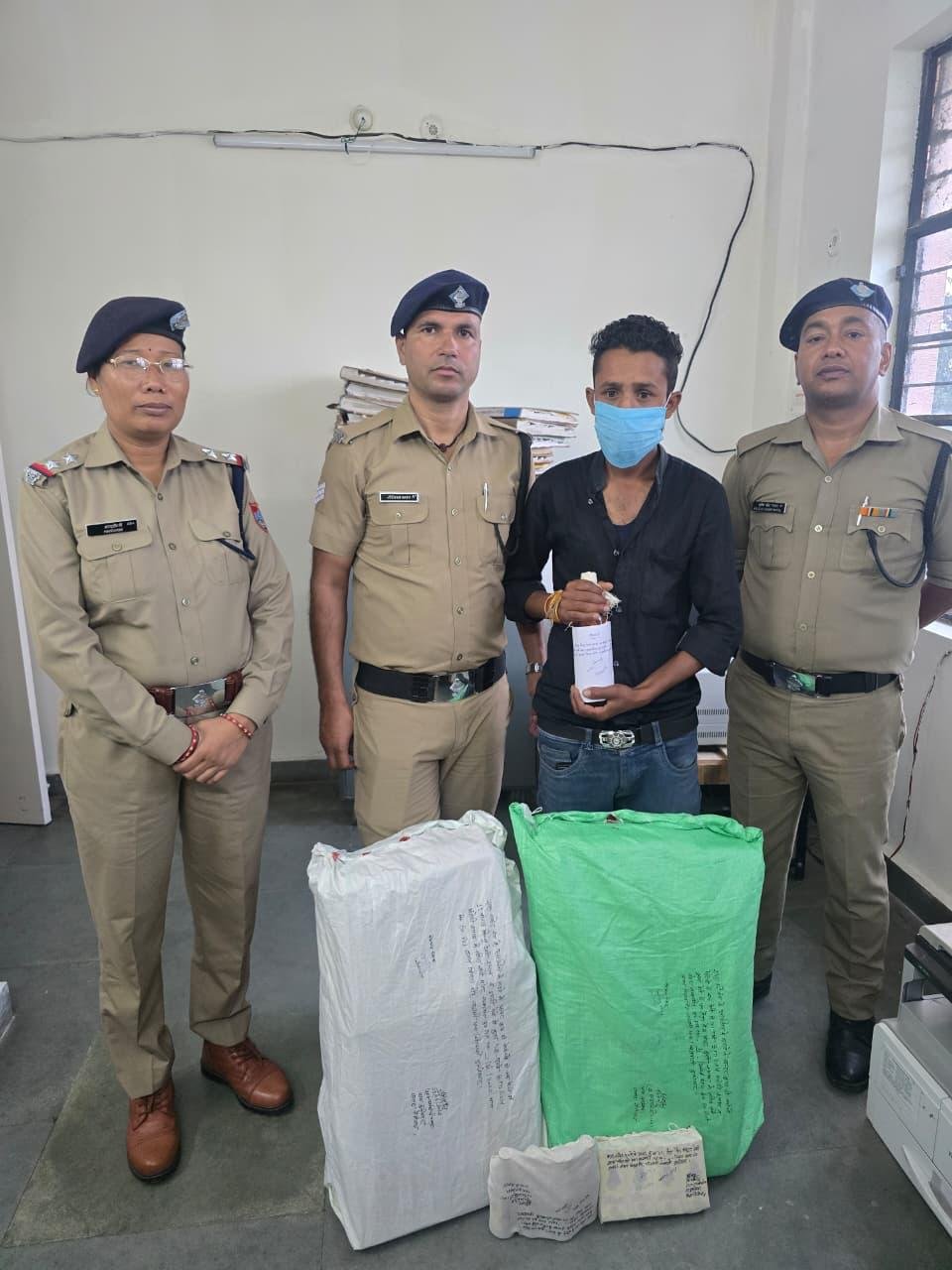 एसएसपी नैनीताल के निर्देशन में मुक्तेश्वर पुलिस का नशे पर एक्शन, 4 पेटी अवैध शराब के साथ एक तस्कर गिरफ्तार