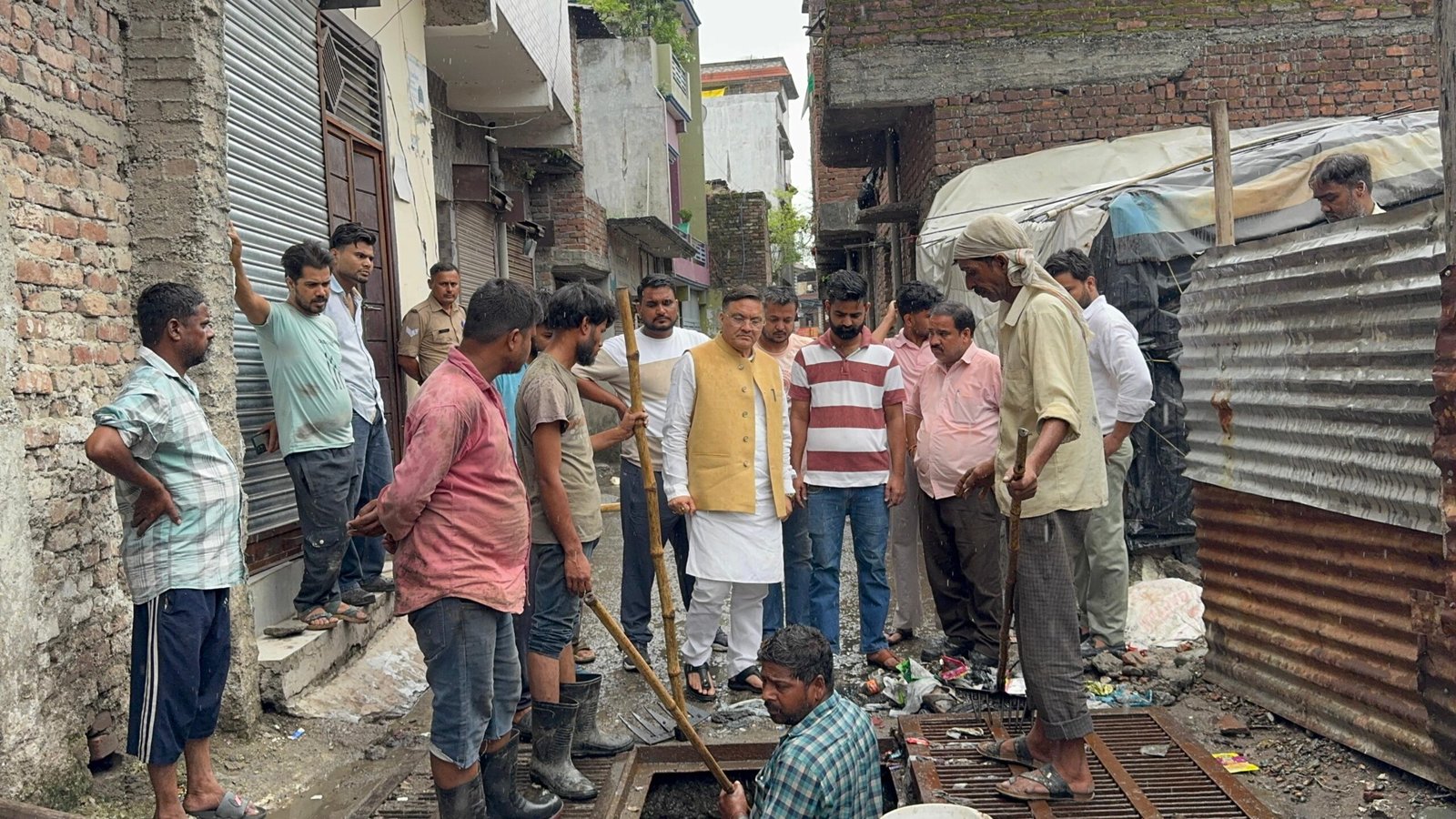 बारिश के बीच महापौर गजराज सिंह बिष्ट ने किया विभिन्न क्षेत्रों का निरीक्षण, सफाई व्यवस्था का लिया जायजा