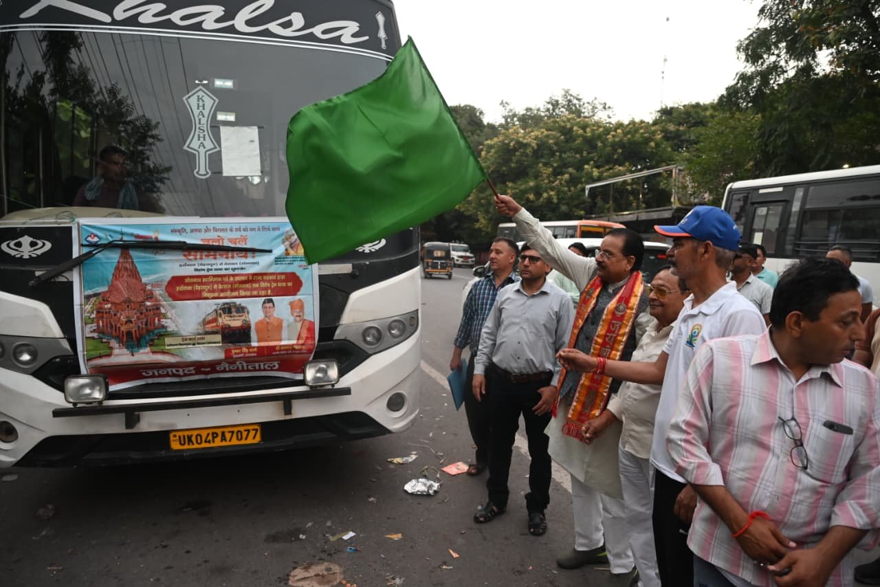 सोमनाथ स्वाभिमान पर्व विशेष निःशुल्क ट्रेन यात्रा के लिए नैनीताल जिले से 37 श्रद्धालुओं के दल को सांसद भट्ट ने हरी झंडी दिखाकर किया रवाना रवाना