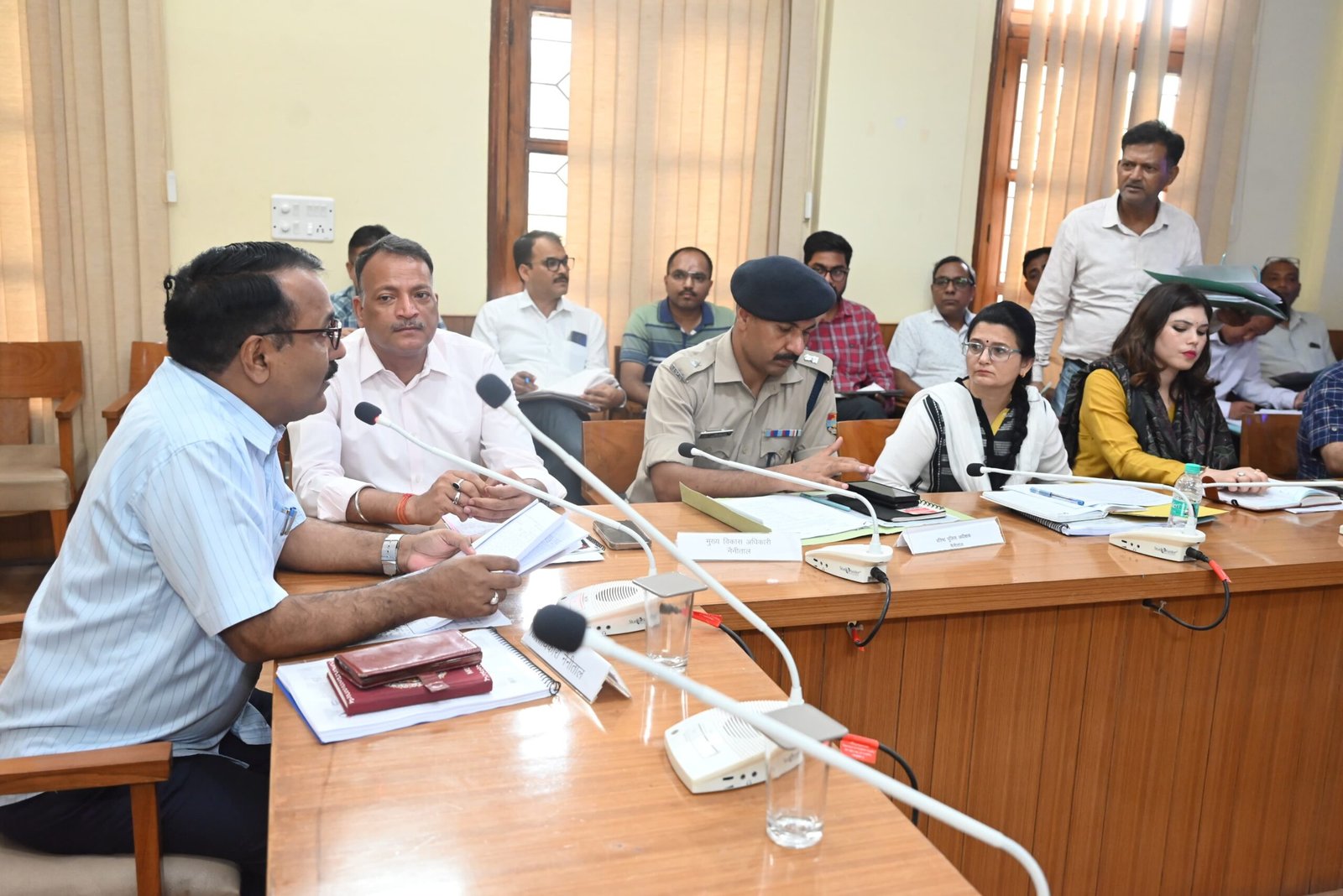 जिलाधिकारी रयाल ने की विकास कार्यों एवं जनकल्याणकारी योजनाओं की गहन समीक्षा, मानसून काल में शत प्रतिशत लक्ष्य के सापेक्ष पौधारोपण के दिए निर्देश