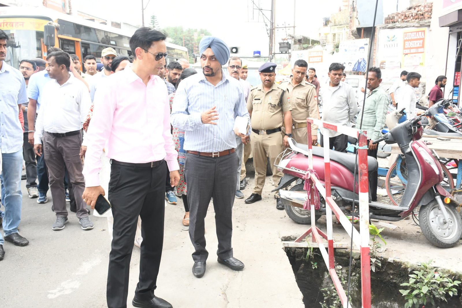 हल्द्वानी शहर में 230 करोड़ की सड़क एवं ड्रेनेज परियोजनायें समयबद्ध और गुणवत्तापूर्ण किये जाएं : कुमाऊं आयुक्त