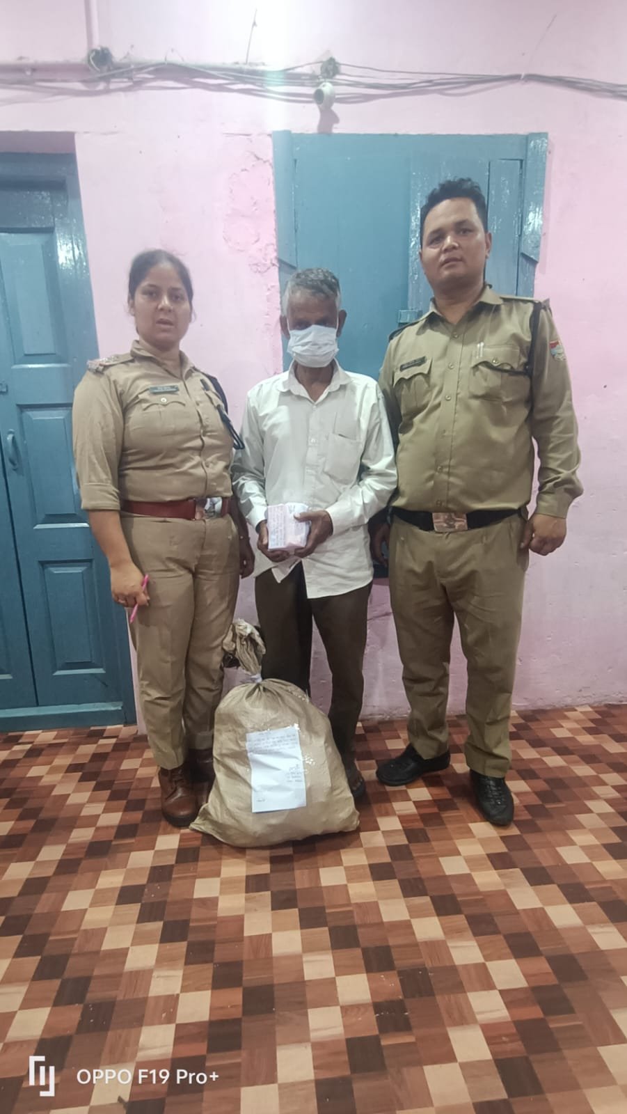 96 टेट्रा पैक अवैध देशी शराब के साथ बेतालघाट पुलिस ने तस्कर को किया गिरफ्तार