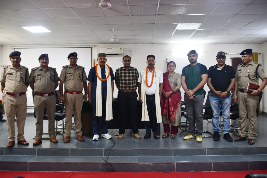 सम्मान और भावनाओं के बीच ऐच्छिक सेवानिवृत्त हुए 2 पुलिस कर्मी, एस.एस.पी. नैनीताल ने उज्ज्वल भविष्य की दी शुभकामनाएँ