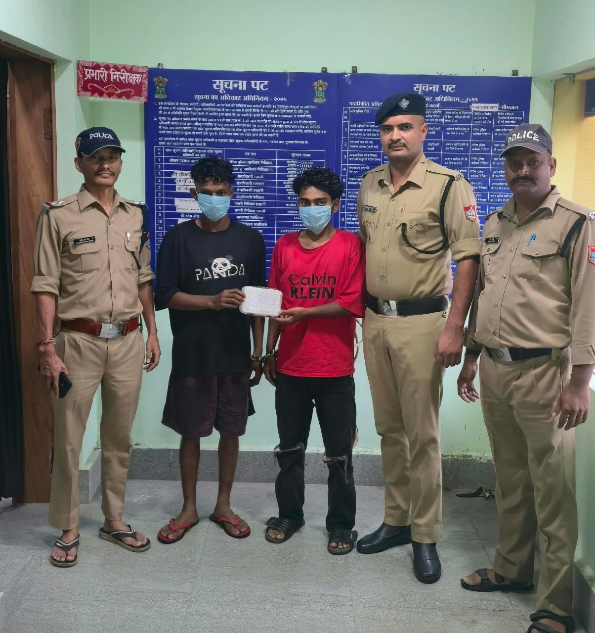 लिफ्ट देने के बहाने सोने के टॉप्स लूटने वाले 02 शातिर अभियुक्त गिरफ्तार, लूटा गया सोने का टॉप्स व वारदात में प्रयुक्त बाइक बरामद