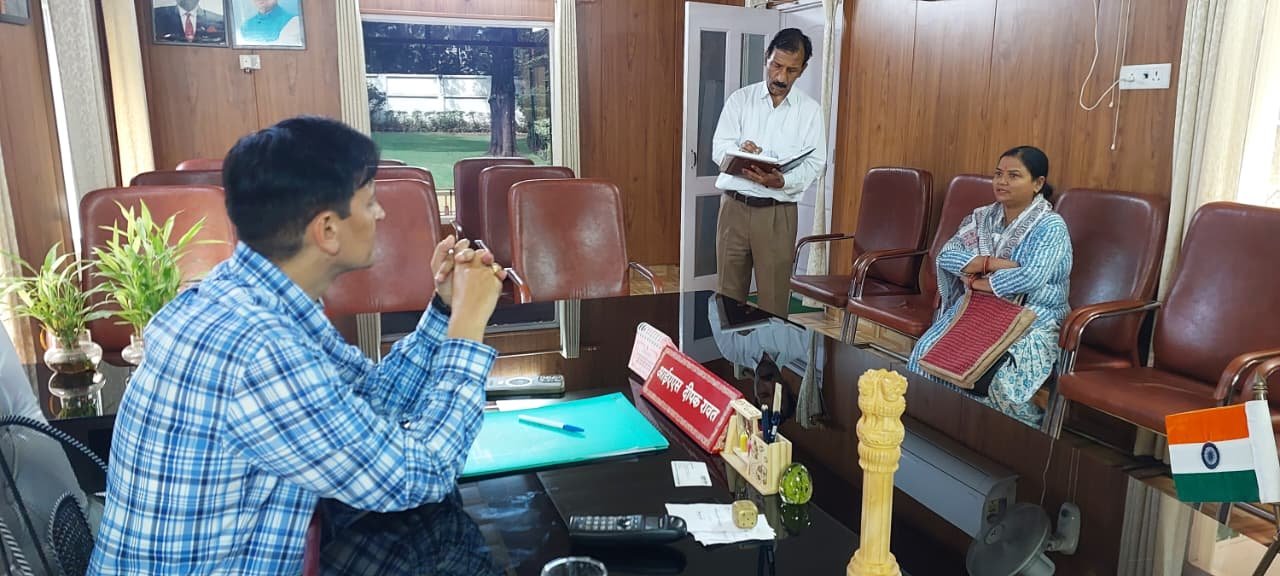जनसुनवाई में कई समय से रुकी भूमि की रजिस्ट्री की समस्या का कुमाऊं कमिश्नर ने उक्त समय पर किया समाधान